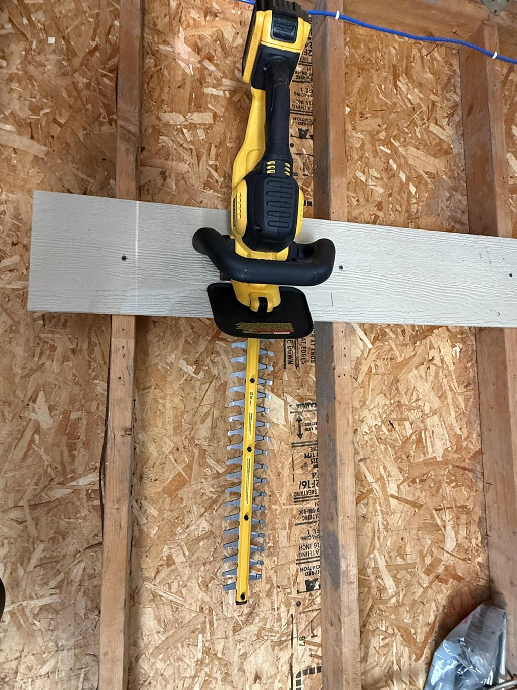  Hedger Support Mural – Rangement Sécurisé Et Peu Encombrant Pour Taille-haie (jaune)
